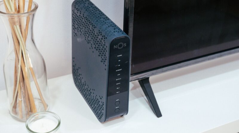 Domowy router Wi-Fi stojący obok telewizora