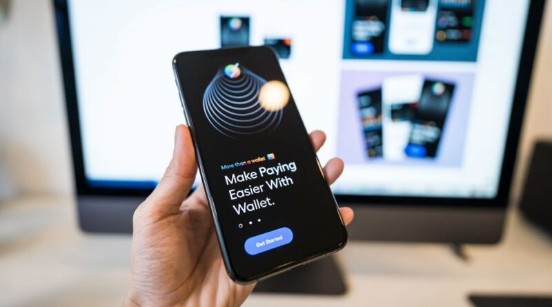 Ręka trzymająca smartfon z uruchomioną aplikacją portfela cyfrowego
