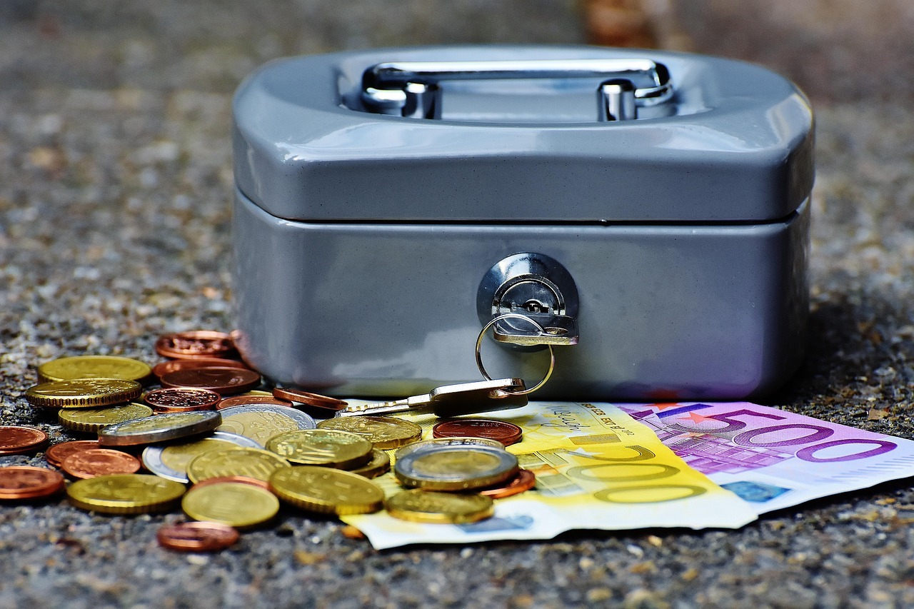 Przechowywanie gotówki w domu – jakie niesie ryzyko finansowe?